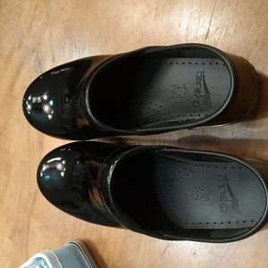 Size 39 black patent leather dansko clogs